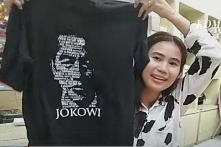 Wahyuni, wanita yang menerobos iring-iringan Paspampres demi bersalaman dengan Jokowi, memperlihatkan kaus yang ia dapat dari Presiden Jokowi, Kamis (17/11/2022).