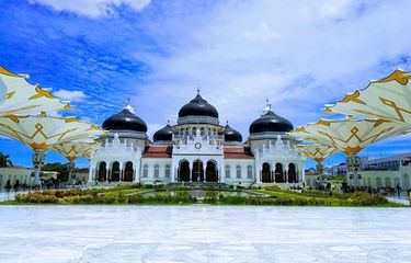 Masjid Raya Baiturrahman di Banda Aceh dibangun pada masa kepemimpinan Sultan Iskandar Muda Kerajaan Aceh.