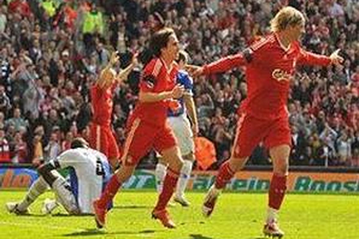 Striker Liverpool, Fernando Torres (kanan), merayakan golnya ke gawang Blackburn Rovers pada duel lanjutan Liga Inggris, Sabtu (11/4). Liverpool akhirnya menang 4-0.