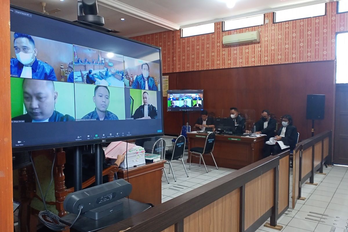 Kuasa Hukum terdakwa Doni Salmanan menilai kliennya sengaja dijebak dalam kasus yang menjeratnya. Hal itu terlihat dari keterangan saksi JPU yang berubah-ubah dan tidak sesuai dakwaan.