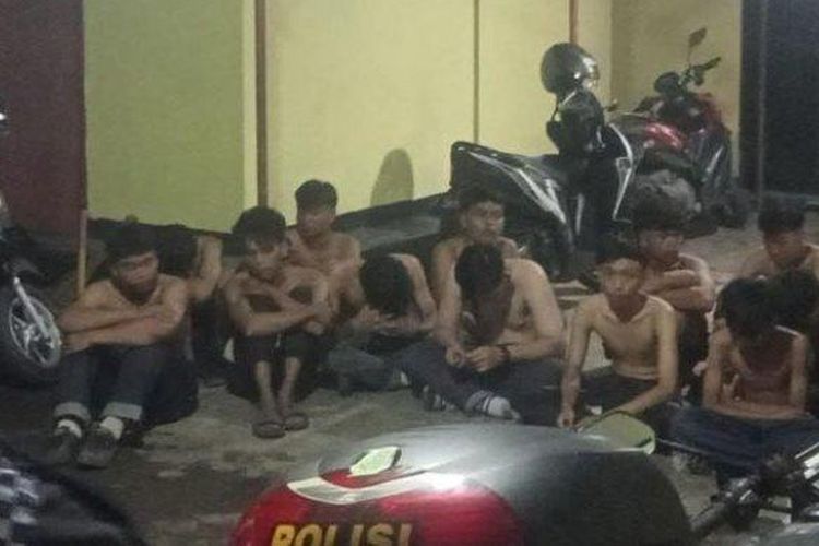 Para pendukung Persikas Subang yang diamankan di Mapolsek Ciasem, Subang, Jawa Barat.