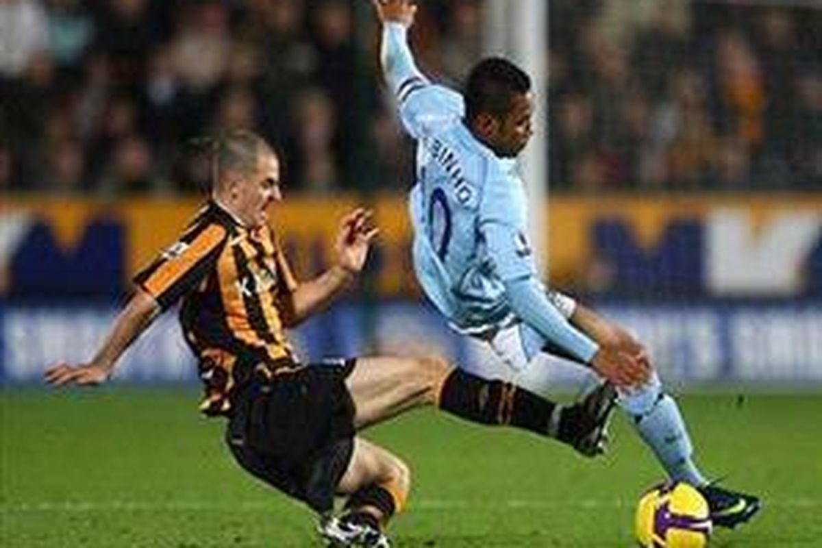 Robinho (kanan) mendapat ganjalan dari pemain Hull City, Dean Marney. Robinho merasa pemain-pemain Inggris melakukan pelanggaran keras seperti binatang.