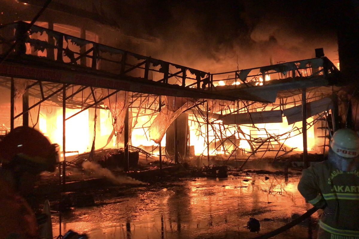 Proses pemadaman Cahaya Swalayan di Jalan Cilandak KKO, Ragunan, Pasar Minggu, Jakarta Selatan pada Selasa (21/9/2021) malam sempat terkendala sumber air. 