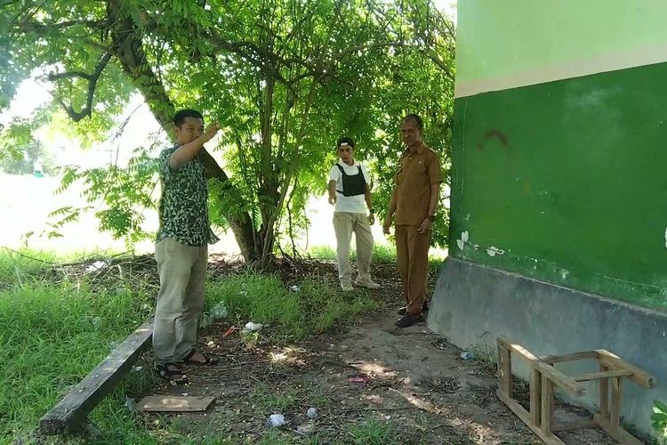 Kepala Sekolah Husni M (kanan) dan bersama dua orang guru bimbingan konseling meninjau lokasi perkelahian dua pelajar putri di Baubau, Sulawesi Tenggara.