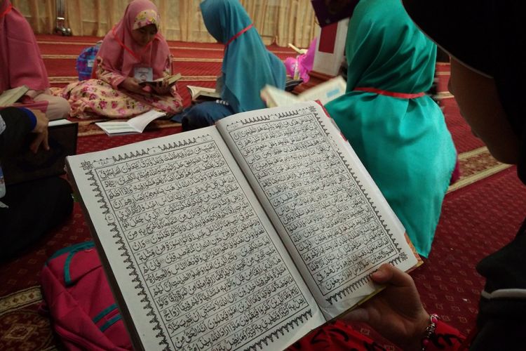 Ilustrasi membaca Al Quran. 
