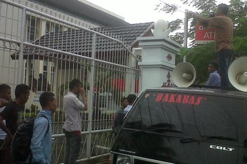 Demo Korupsi di Kantor Kejati Maluku Berakhir Ricuh