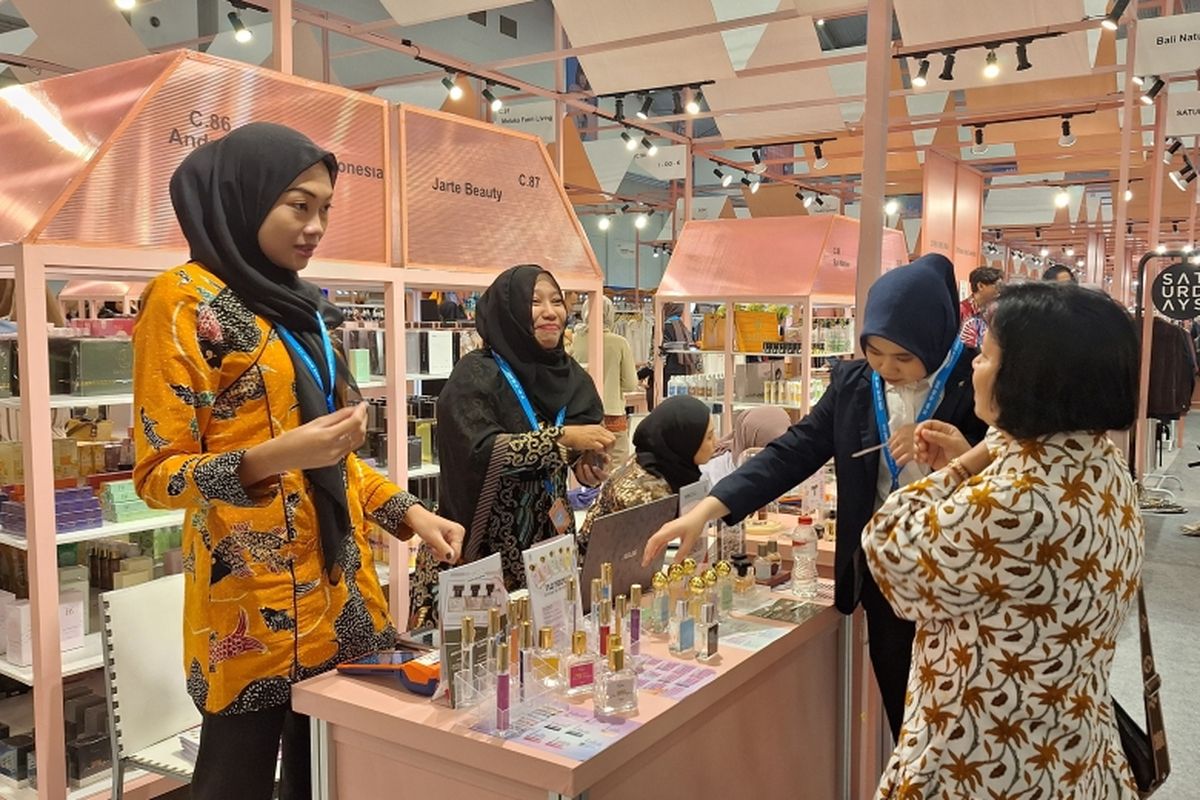 Stan Andara Cantika di BRI UMKM Expo(RT) 2025 menampilkan parfum dan skincare inovatif yang berhasil menembus pasar internasional. 