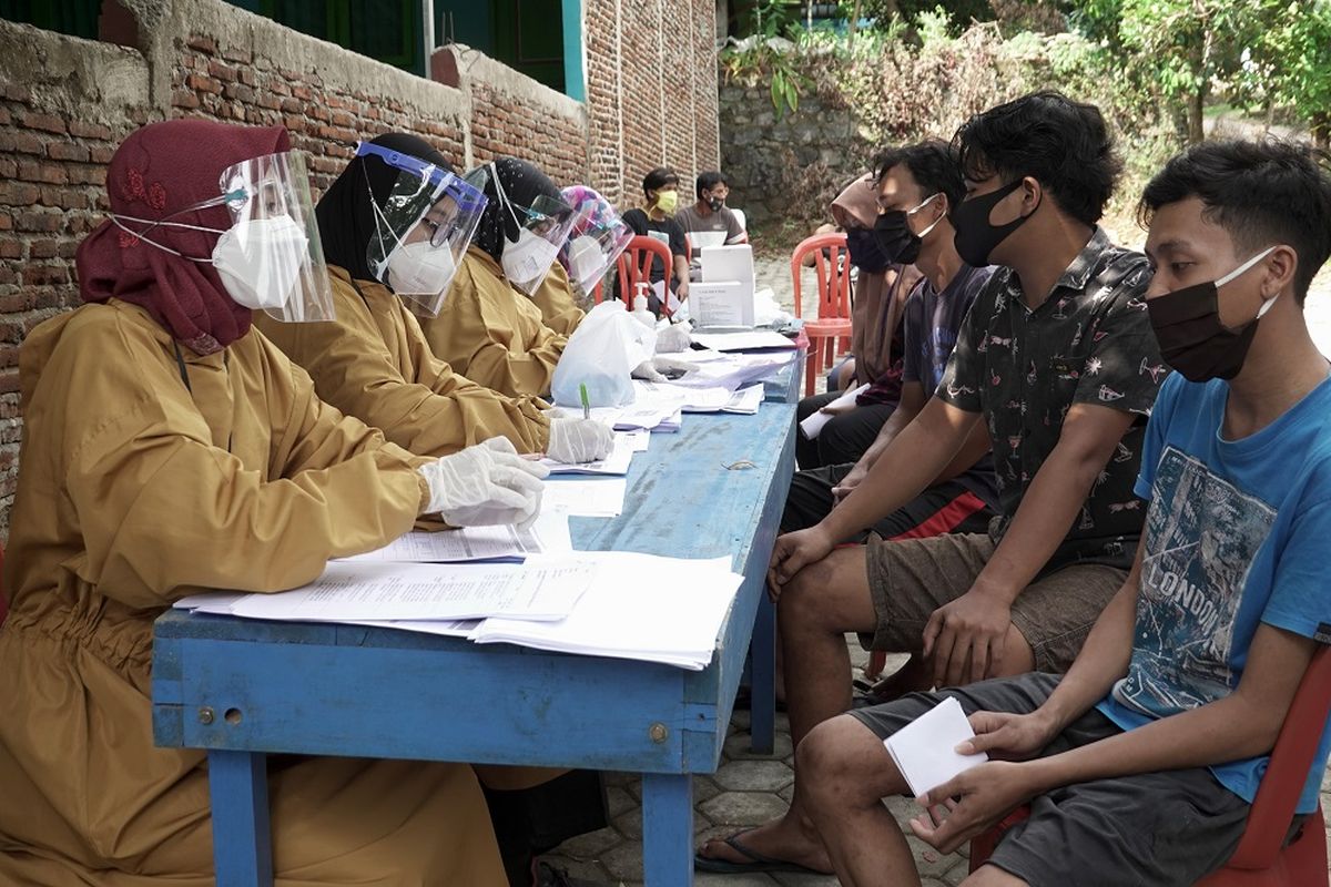 Petugas mengumpulkan data warga yang melakukan kontak erat dengan jamaah shalat tarawih terkonfirmasi positif COVID-19, di Desa Pekaja, Kalibagor, Banyumas, Jateng, Jumat (30/4/2021). Sebanyak 52 jemaah shalat tarawih di Kabupaten Banyumas, Jateng, terkonfirmasi positif COVID-19 yang berasal dari dua masjid di Desa Pekaja, Kecamatan Kalbagor dan Desa Tenggeran, Kecamatan Somagede Banyumas. ANTARA FOTO/Idhad Zakaria/hp.