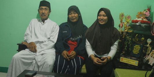 &lrm;Aries Susanti Rahayu&lrm; didampingi kedua orangtuanya saat ditemui di rumahnya&nbsp;di Desa Taruman, Kecamatan Klambu, Kabupaten Grobogan, Jawa Tengah, Minggu (20/5/2018) malam.