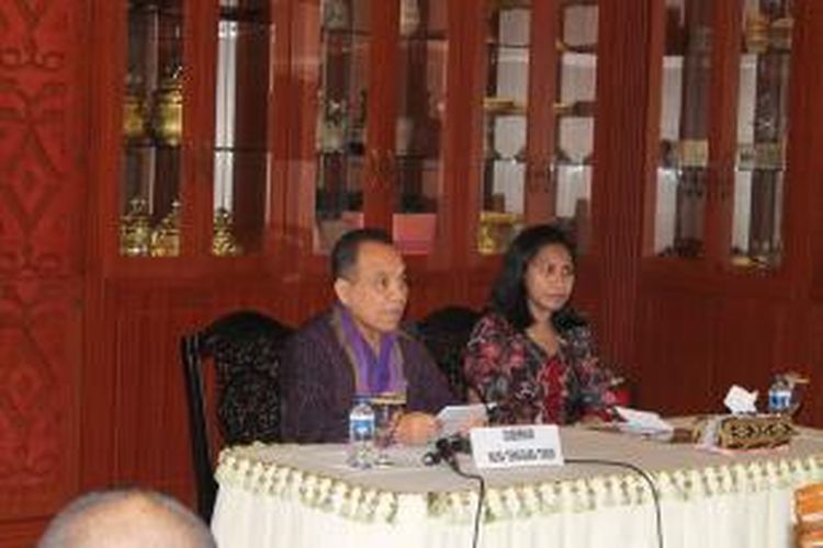 Gubernur Nusa Tenggara Timur (NTT) Frans Lebu Raya didampingi salah seorang pejabat Pemprov NTT, saat menggelar jumpa pers bersama puluhan wartawan di rumah jabatan Gubernur NTT, Minggu (16/8/2015)