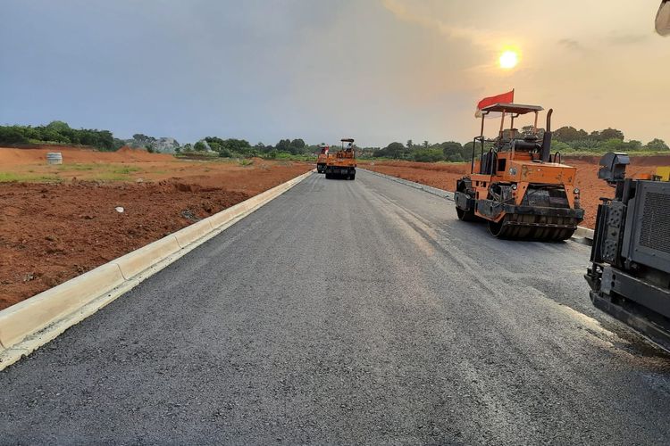 Aspal plastik diaplikasikan di ruas jalan kawasan Kota Mandiri BSD City, Serpong, Tangerang Selatan, Banten