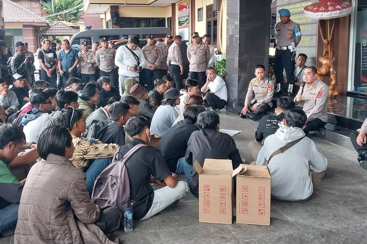 Aliansi Mahasiswa dan Warga Tasikmalaya mempertanyakan batalnya konser Gigi Band ke Kepolisian Polresta Tasikmalaya, Jawa Barat, Senin (18/9/2023).