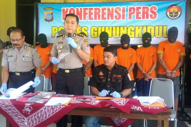 Kapolres Gunungkidul AKBP Ahmad Fuady menunjukkan barang bukti narkoba di Mapolres Gunungkidul.