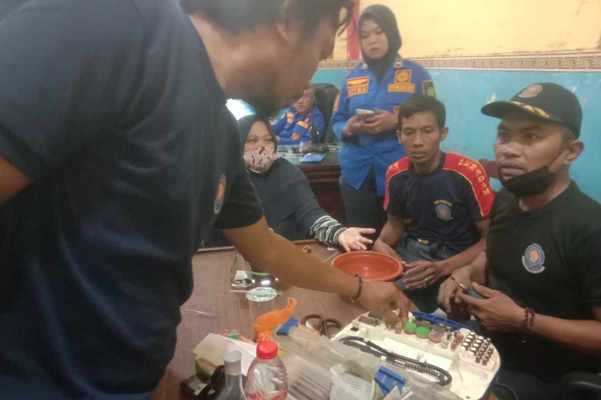 Petugas Damkar Sumenep saat menunjukkan cincin yang baru dilepas dari jari salah seorang warga Kalianget Sumenep, Senin (9/5/2022). 