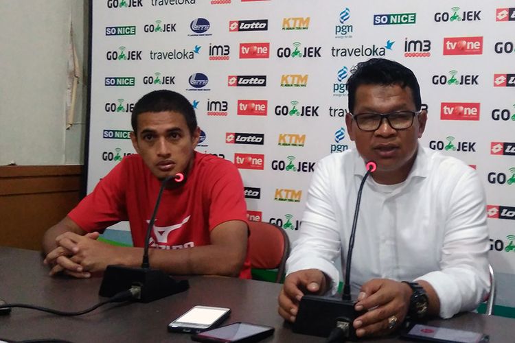 Pelatih Semen Padang Delvi Adri (kanan) dan Hengki Ardiles, seusai dikalahkan Persela Lamongan.