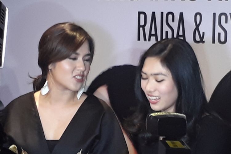 Raisa dan Isyana diabadikan dalam peluncuran singel kolaborasi merek yang berjudul Anganku Anganmu di Brewerkz Senayan City, Jakarta Selatan, Kamis (30/3/2017).