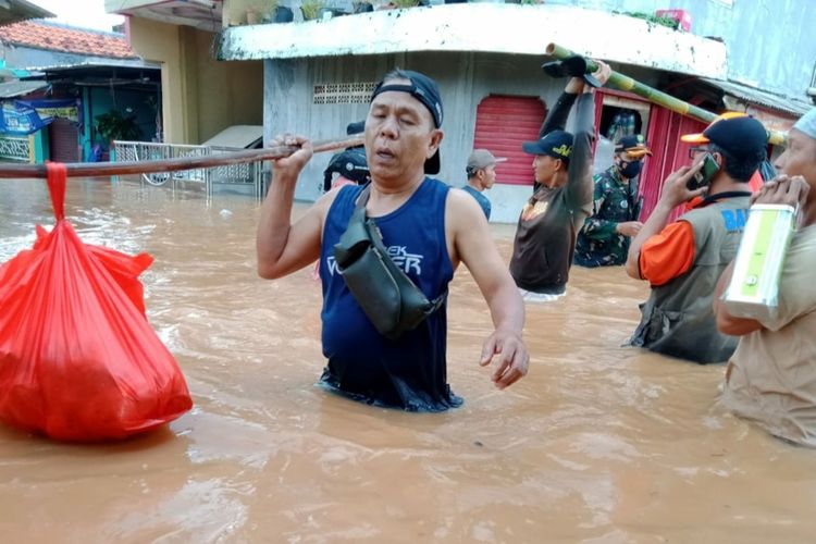 Banjir hingga 1,5 Meter Terjang 23 Desa di Karawang, Ribuan Rumah Terendam