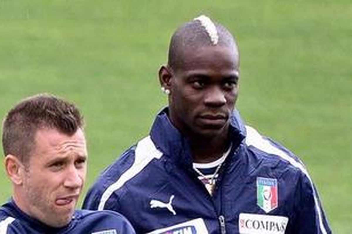 Duet bomber Italia, Mario Balotelli (kanan) dan Antonio Cassano, saat menjalani sesi latihan di Coverciano, Firenze, Senin (21/5/2012). 