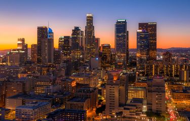 Ilustrasi bangunan gedung tinggi di perkotaan.