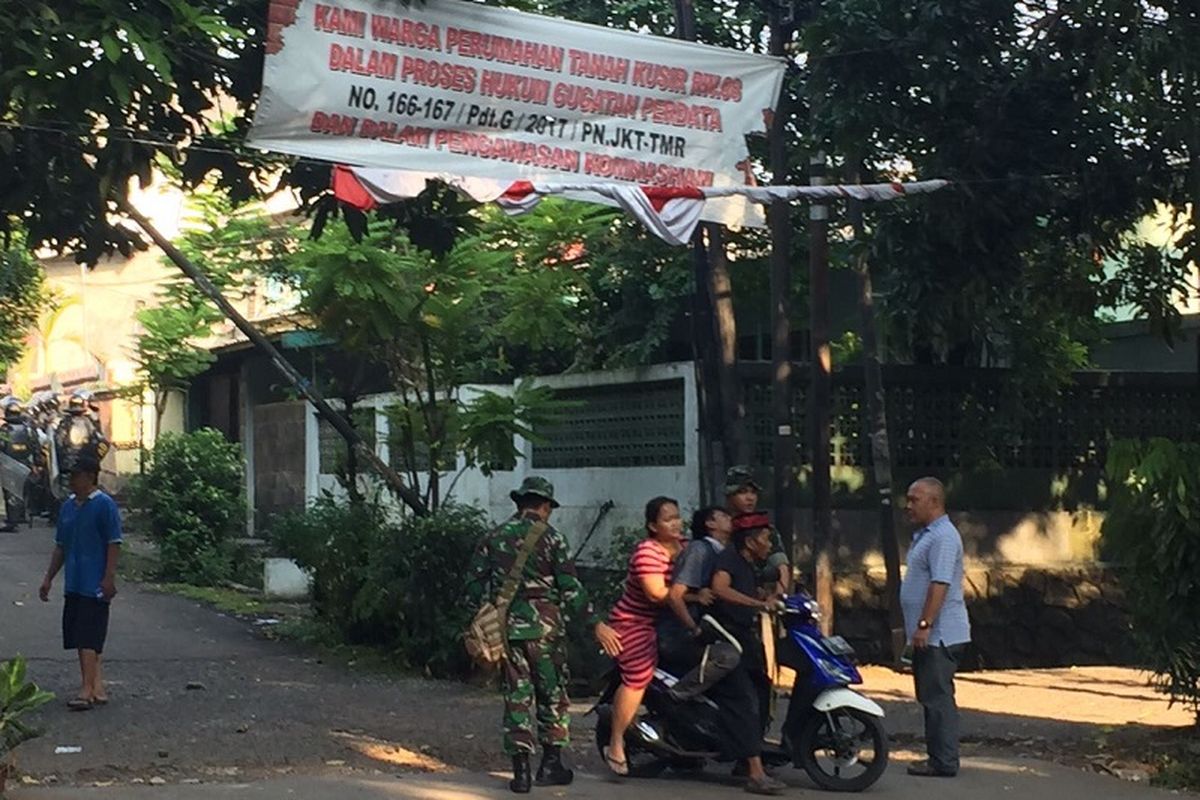Anggota TNI mengosongkan sejumlah rumah di Kompleks Tanah Kusir, Jakarta Selatan, Rabu (9/5/2018). Pengosongan itu berbuntut kericuhan.