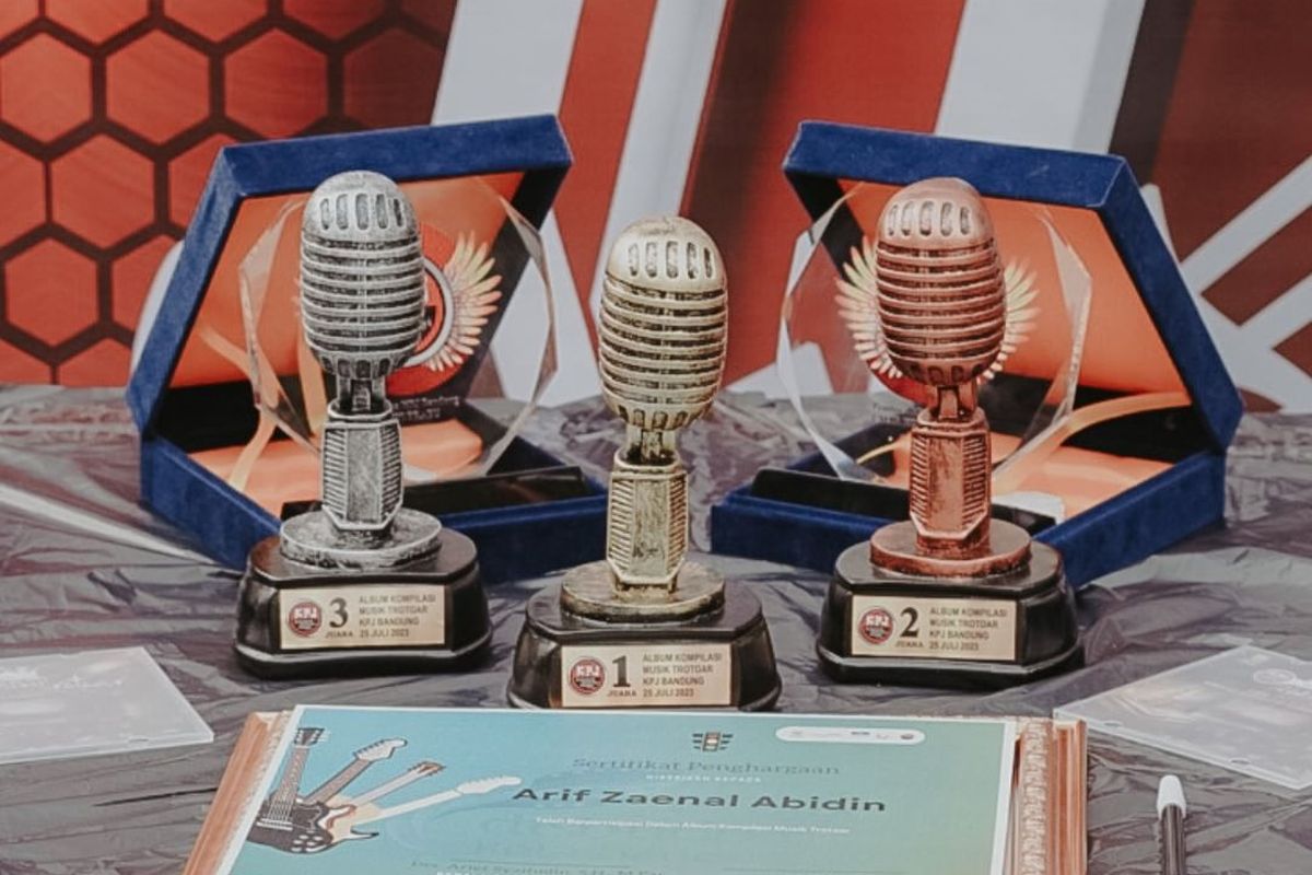 Kelompok Penyanyi Jalanan (KPJ) Bandung meluncurkan album kompilasi musik trotoar yang bertajuk Langkah di Pelataran.