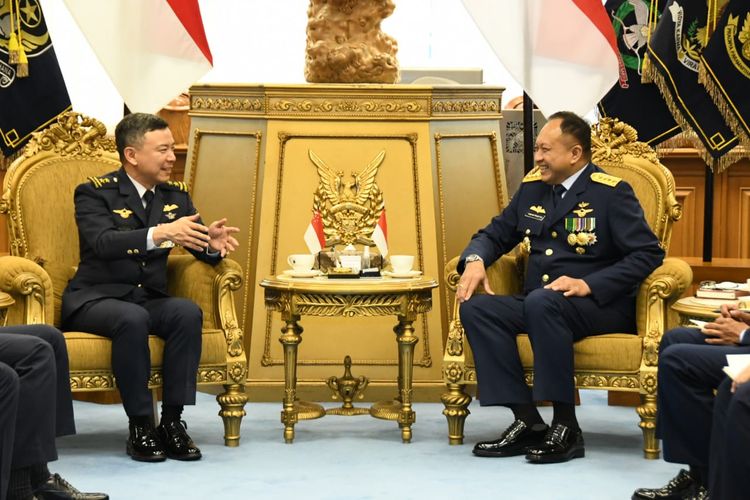 Kepala Staf Angkatan Udara (KSAU) Marsekal Fadjar Prasetyo menganugerahkan tanda Bintang Swa Bhuana Paksa Utama kepada Chief of Air Force Republic of Singapore Air Force (CAF RSAF) atau Kepala Staf AU Singapura, Major General Kelvin Khong Boon Leong.  Penganugerahan itu dilakukan di Markas Besar TNI AU (Mabesau), Cilangkap, Jakarta Timur, pada Rabu (15/3/2023).