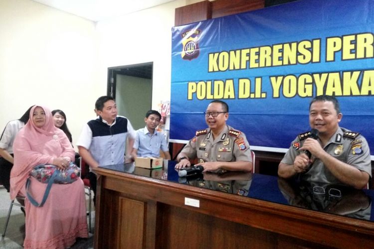 Ulfa Fitria (mengenakan kerudung warna pink) pemilik toko pakaian di Yogyakarta yang mendapat kiriman paket misterius saat jumpa pers di Mapolda DIY 