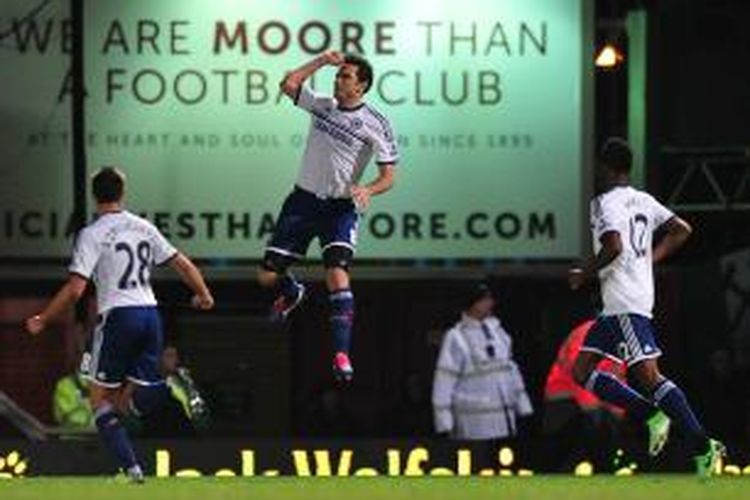 Selebrasi gelandang Chelsea, Frank Lampard, setelah mencetak gol ke gawang West Ham United dalam lanjutan Premier League, Sabtu (23/11/2013). 