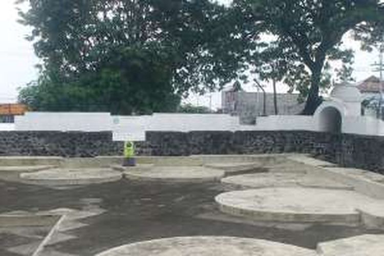 Area Pojok Beteng Wetan di Benteng Baluwerti, Yogyakarta, berbentuk persegi yang memiliki bangunan pengintai di tiga sudutnya.
