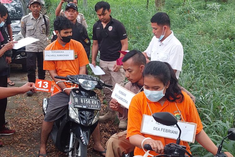 Suasana reka adegan kasus pembunuhan seorang pria berinisial BS (19) di Puri 11, Karang Tengah, Kota Tangerang, Jumat (3/6/2022) sore.