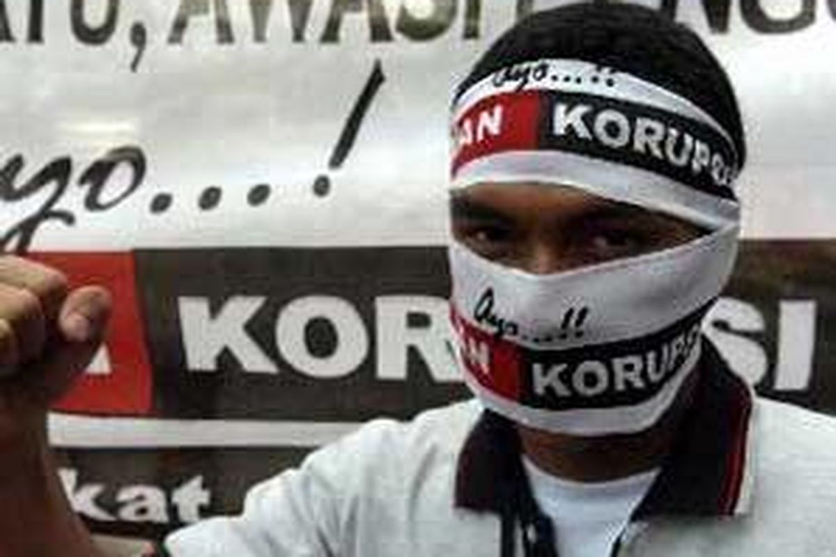 Seorang pegawai Komisi Pemberantasan Korupsi (KPK) mengadakan aksi Lawan Korupsi di seputaran Bundaran HI, Jakarta, Jumat (9/12/2005). Aksi tersebut merupakan salah satu upaya KPK untuk menyosialisasikan perlawanan terhadap tindak korupsi kepada masyarakat.