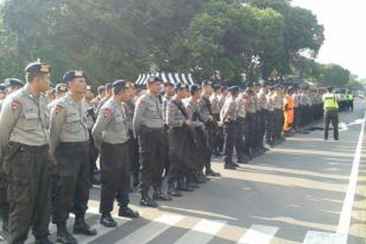 Menjelang pengumuman hasil Pemilihan Presiden 2014, aparat kepolisian bersiaga di Gedung Komisi Pemilihan Umum (KPU), Jalan Imam Bonjol, Jakarta Pusat, dan sekitarnya.