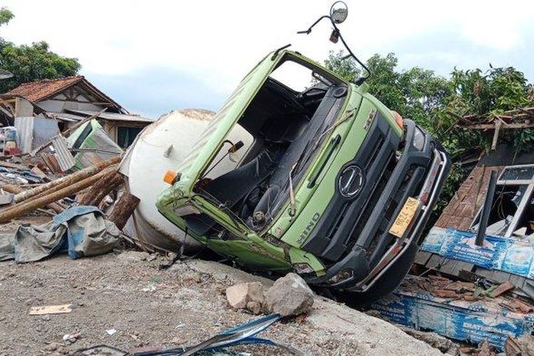 Kecelakaan maut terjadi di Kabupaten Sumedang, Jawa Barat, Jumat (26/1/2024) sekitar pukul 07.30 WIB. Dalam kecelakaan ini, truk pengangkut semen menghantam lima mobil, satu sepeda motor, dua warung, dan satu rumah.