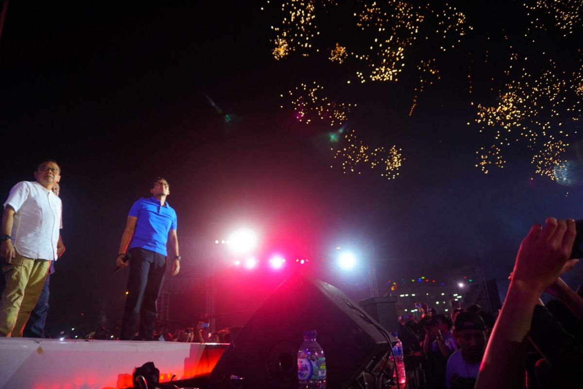 Wakil Gubernur DKI Jakarta Sandiaga Uno, bersama wakil DPRD DKI M. Taufik dan anggota DPRD Bestari Barus  menyapa para penonton di panggung utama pantai Carnaval Ancol, Senin (1/1/2018). Sandiaga hadir untuk merayakan pergantian tahun bersama pengunjung Ancol.