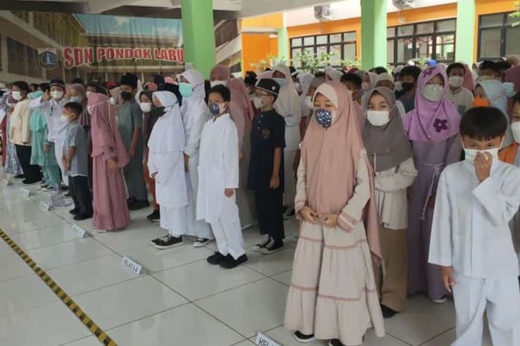 Sekolah Para pelajar Dasar Negeri (SDN) Pondok Labu 01, Jakarta Selatan, saat sedang menjalani halal bihalal pasca-libur Lebaran 2022. Kegiatan ini berlangsung pada Kamis (12/5/2022). 