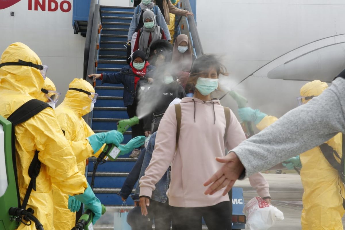 Proses desinfeksi pada WNI yang dievakuasi dari Wuhan ke Natuna melalui Batam, Minggu (2/2/2020). Foto: Dok Kemenlu via Kompas TV