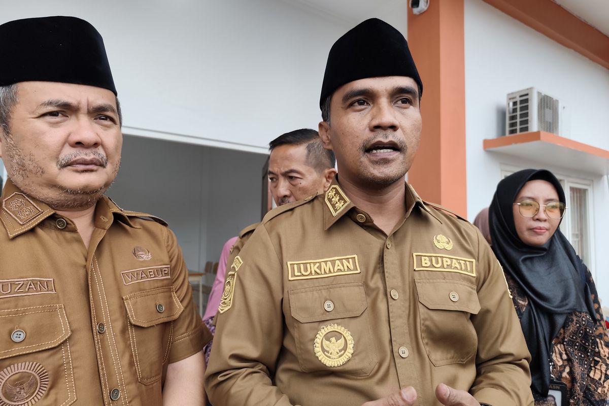 Bupati Bangkalan, Lukman Hakim bersama Wakil Bupati Bangkalan, Moh Fauzan Ja'far usai meresmikan SRT
