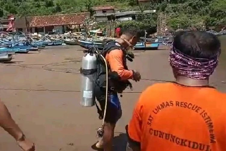 Tim SAR Satlinmas Korwil II Gunungkidul Saat Melakukan Pencarian Slamet Mulyadi (27) Wisatawan Asal Madiun, Jawa Timur,  yang Tenggelam di Pantai Baron Senin (8/4/2019) (Dokumentasi SAR Satlinmas Korwil II Gunungkidul)