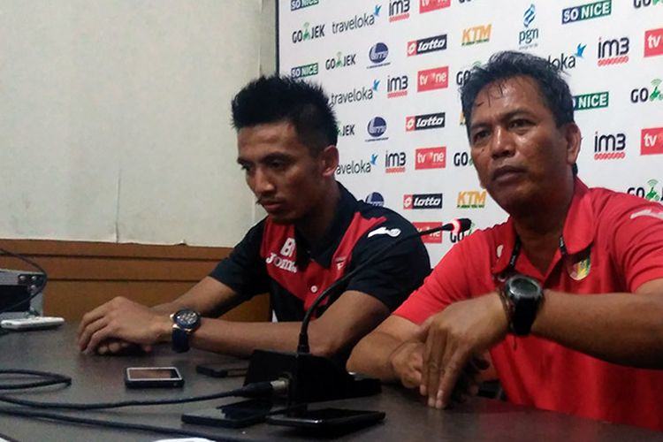 Pelatih caretaker Mitra Kukar Sukardi (kanan) dan Bayu Pradana, selepas pertandingan menghadapi Persela Lamongan.