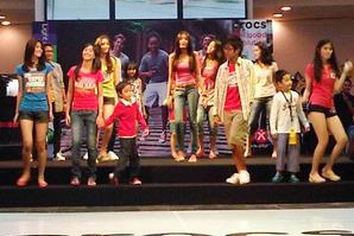 Fashion show koleksi Light on Your Feet dari Crocs di eX, Jakarta, Sabtu (26/3/2011) lalu.