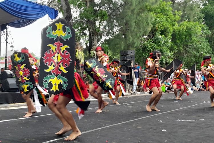 Penari dari Kalimantan Tengah memukau publik dengan aksi menari perang di Menoreh Tourism Festival 2025 Kulon Progo di Kabupaten Kulon Progo, Daerah Istimewa Yogyakarta.