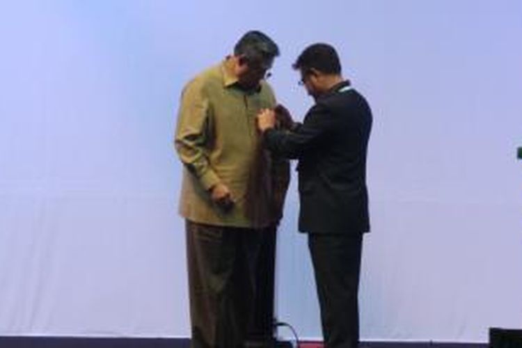 Presiden Susilo Bambang Yudhoyono diberikan pin gubernur oleh Asosiasi Pemerintah Provinsi Seluruh Indonesia (APPSI). 