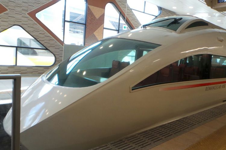 Romance car dari Odakyu yang membawa penumpang dari Stasiun Shinjuku ke Hakone. 