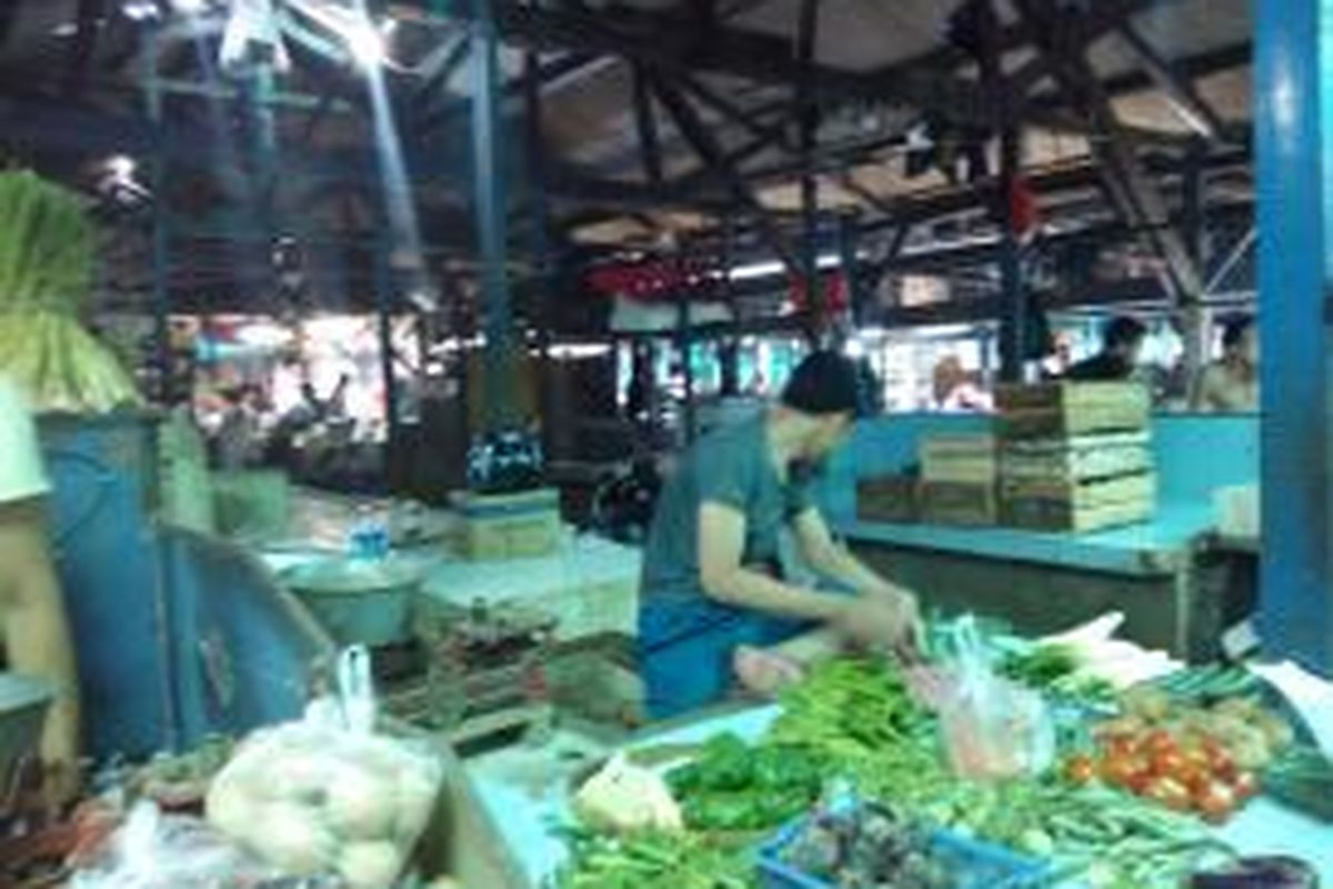 Pedagang yang kiosnya dibongkar pada Rabu (16/9) kemarin mulai menempati los kosong di dalam Pasar Jaya Karang Anyar, Kamis (17/9)