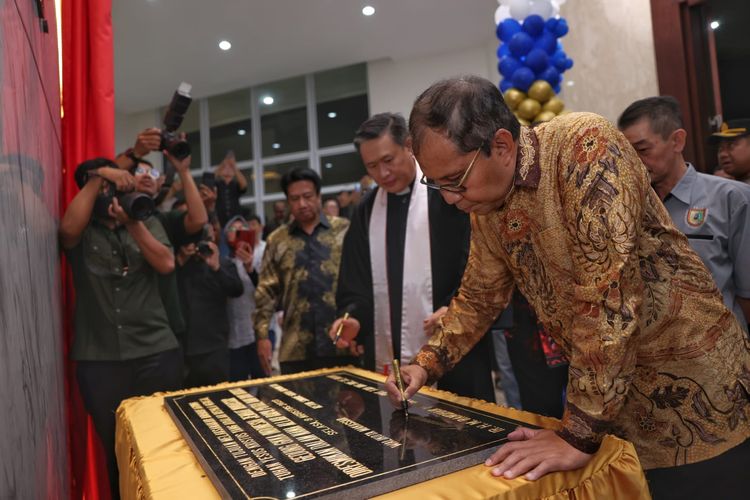 Wali Kota Makassar Mohammad Ramdhan Pomanto saat meresmikan Penahbisan Gedung dan menghadiri Hari Ulang Tahun (HUT) ke-95 GKKA Makassar di Jalan Banda, Kecamatan Wajo, Kota Makassar, Selasa, (8/8/2023).
