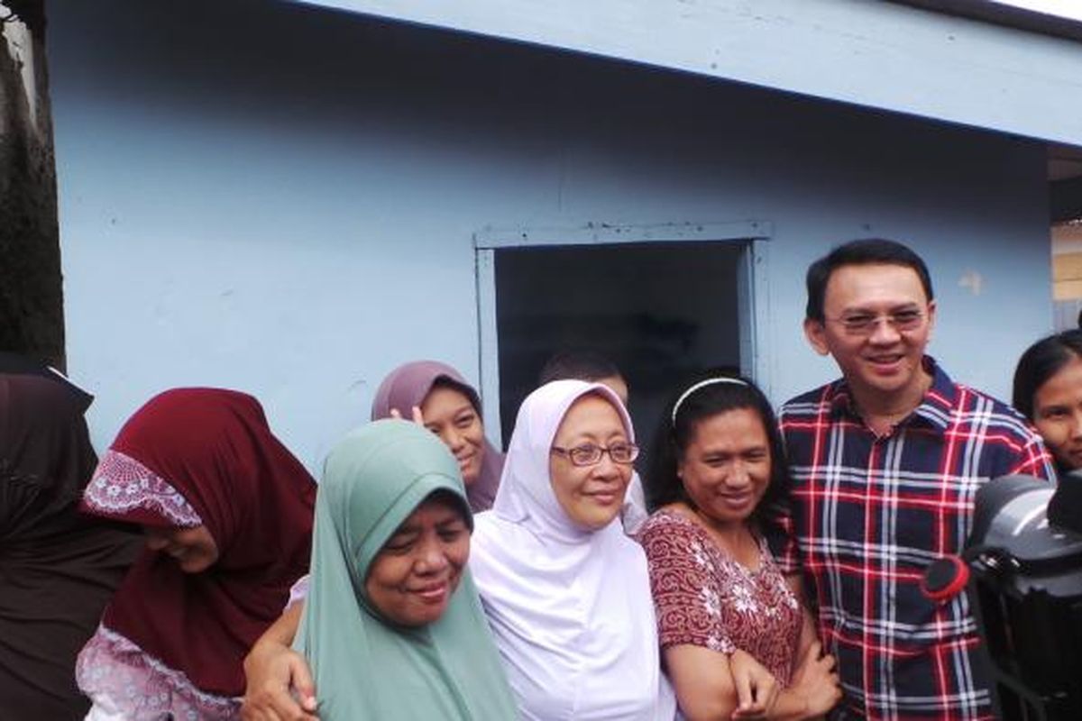 Calon gubernur DKI Jakarta Basuki Tjahaja Purnama atau Ahok blusukan di kawasan Ulujami, Pesanggrahan, Jakarta Selatan, Kamis (26/1/2017).