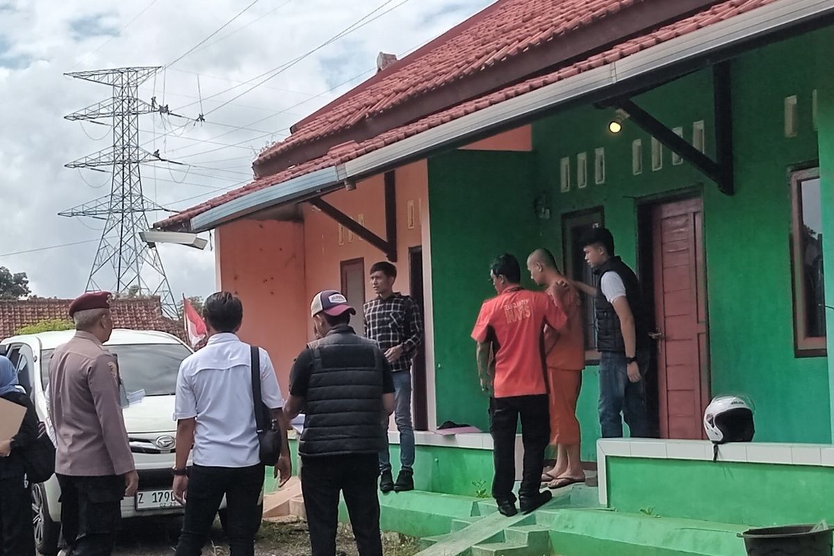 Tersangka pembunuhan keluar kamar kost usai menjalani rekonstruksi di kamar kost daerah Pabuaran, Kelurahan/Kecamatan Ciamis, Rabu (7/5/2025).