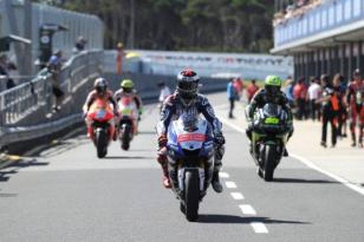 Pebalap Yamaha Factory Racing asal Spanyol, Jorge Lorenzo (depan), keluar pit lane bersama para pebalap lain, saat sesi kualifikasi GP Australia di Sirkuit Phillip Island, Sabtu (19/10/2013).