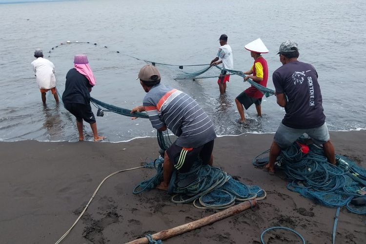 Nelayan menangkap ikan di Pantai Wonosari, Kelurahan Sobo, Kecamatan Banyuwangi, Rabu (15/1/2025). 