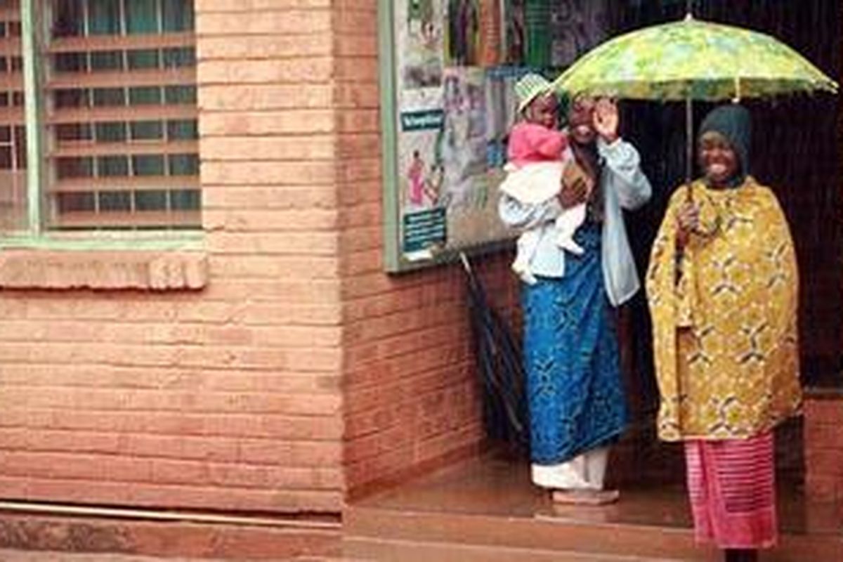 Para pasien perempuan di Pusat Layanan Kesehatan Thekerani.